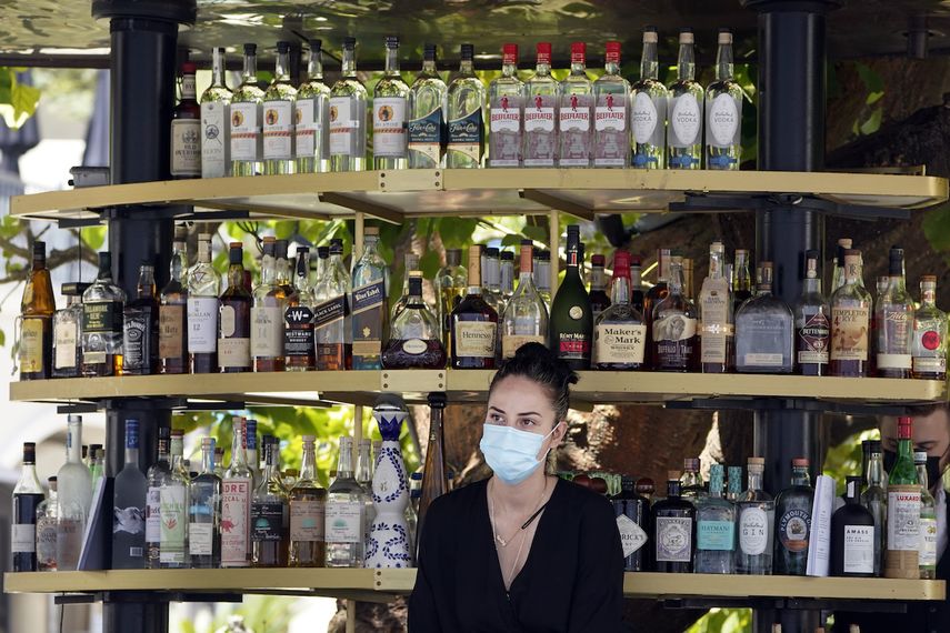 La empleada de un bar usando mascarilla por el coronavirus mientras trabaja en The Grove en Los Ángeles, California, el 20 de mayo de 2021.&nbsp;