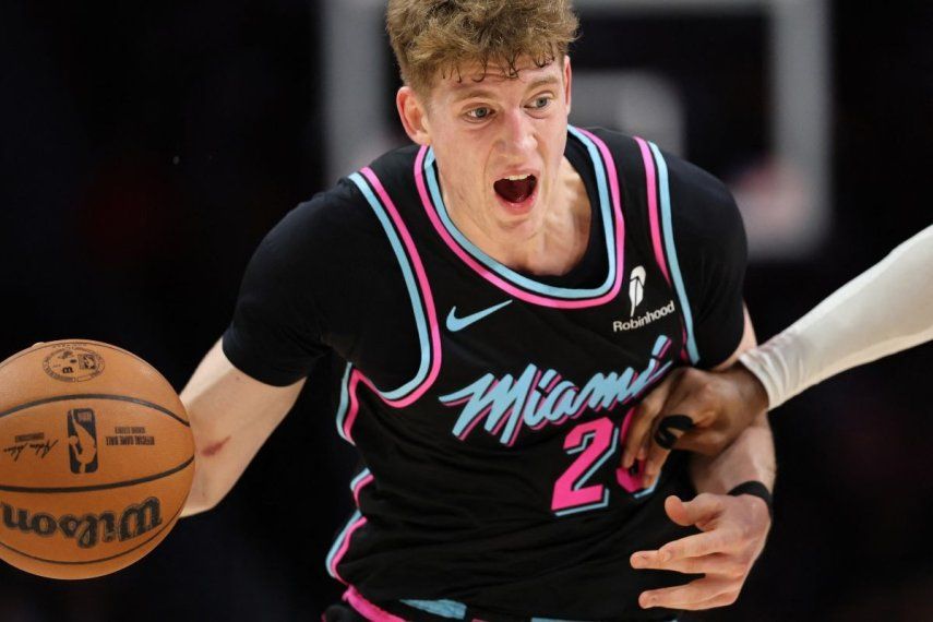 El novato Kasparas Jakucionis, del Heat de Miami, maneja el balón en un partido contra el Thunder de Oklahoma City, el 17 de enero de 2026.