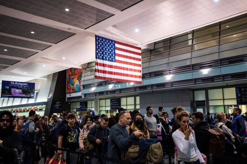 Centenares de viajeros en espera en el Aeropuerto Internacional en Boston, Massachusetts.