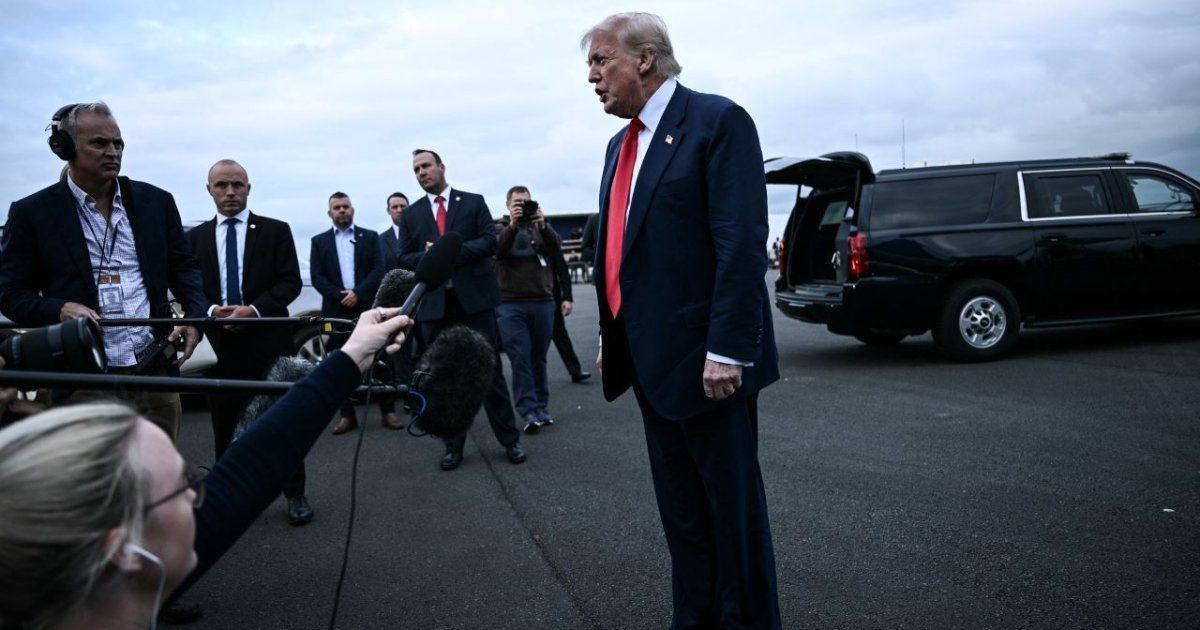 Trump llega a Escocia para una visita de diplomacia, negociaciones comerciales y el golf