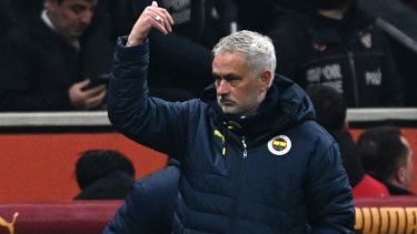 El entrenador portugués José Mourinho, en ese entonces del Fenerbahce, gesticula durante un partido, el 24 de febrero de 2025.
