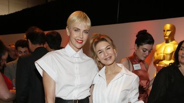 Charlize Theron, izquierda, y Renee Zellweger asisten al almuerzo de nominados a la 92&ordf; entrega de los Premios de la Academia en el Hotel Loews el lunes 27 de enero de 2020 en Los Angeles.&nbsp;