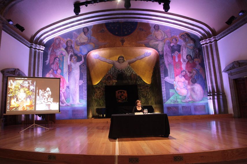 La especialista en arte moderno, Susana Pliego, habla durante la Conferencia Diego&nbsp;Rivera&nbsp;muralista.