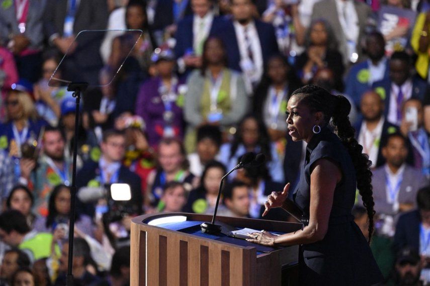 La ex primera dama estadounidense Michelle Obama habla el segundo día de la Convención Nacional Demócrata (DNC) en el United Center en Chicago, Illinois, el 20 de agosto de 2024.&nbsp;