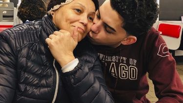 En esta imagen ofrecida por Cristian Padilla Romero, Tania Romero, a la izquierda, es besada por su hijo Cristian Padilla Romero en un restaurante de Atlanta en el 2019. Padilla Romero est&aacute; luchando en contra de la posible deportaci&oacute;n de su madre, que se encuentra detenida en Georgia por las autoridades de inmigraci&oacute;n.&nbsp;