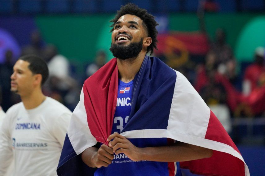 El alero de República Dominicana Karl-Anthony Towns celebra tras el triunfo ante Angola en el Grupo de la Copa Mundial para avanzar a los octavos de final en el Coliseo Sraneta en Manila, Filipinas el martes 29 de agosto del 2023.