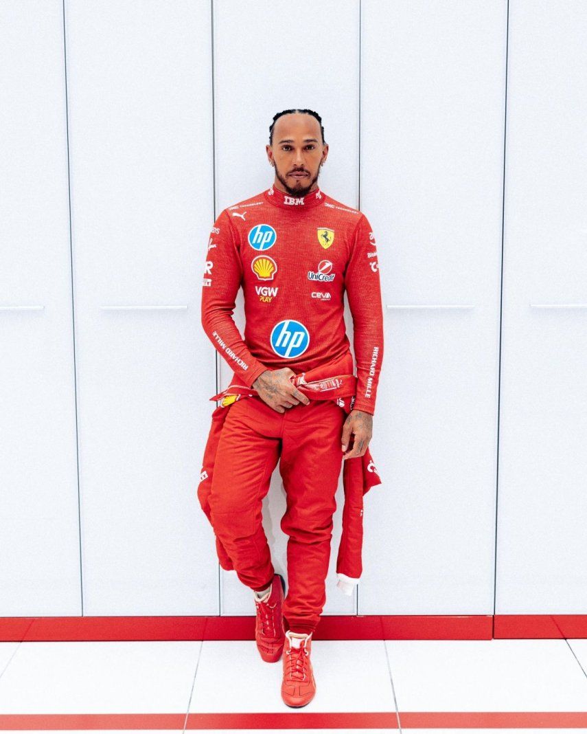 Esta fotografía difundida por la escudería Ferrari muestra al piloto de Fórmula 1, Lewis Hamilton, con el traje de 