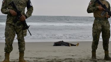 Fuerzas de seguridad forman un per&iacute;metro alrededor del cadaver de Emmanuel Cheo Ngu, de Camer&uacute;n, en la orilla de la playa Boca Barra, en Puerto Arista, M&eacute;xico, el viernes 11 de octubre de 2019.