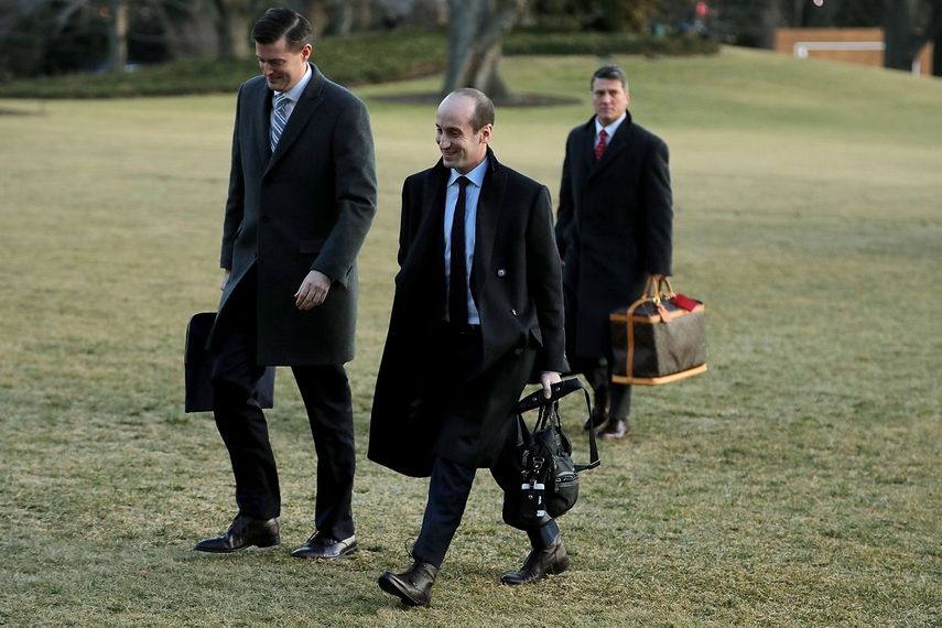 El secretario de Personal de la Casa Blanca&nbsp;Rob&nbsp;Porter&nbsp;(i) y el asesor principal del presidente Trump, Stephen Miller (c), regresan a la Casa Blanca.