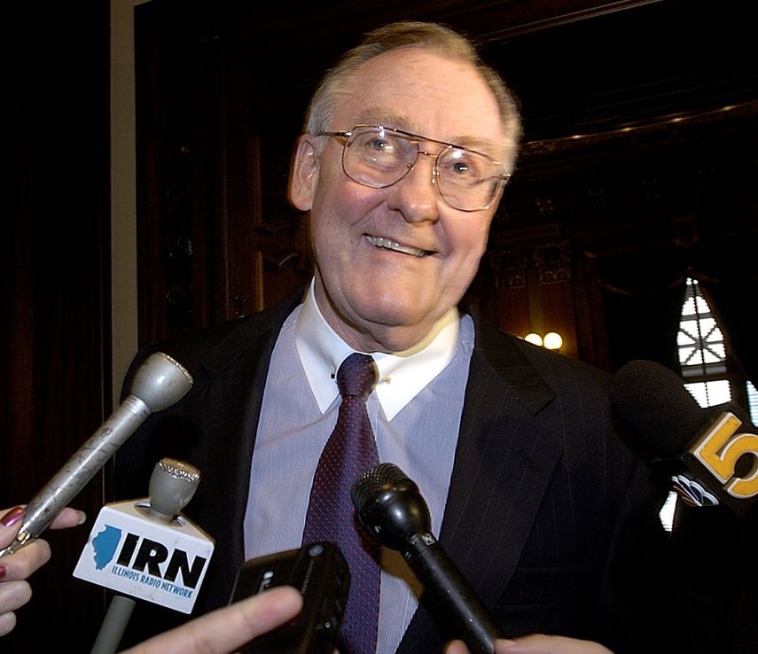 Foto de archivo, 10 de noviembre de 2004, del exgobernador de Illinois, James Thompson, rodeado por periodistas en la Corte Suprema estatal en Springfield, Illinois. Thompson murió a los 84 años, se informó el sábado 15 de agosto de 2020. 