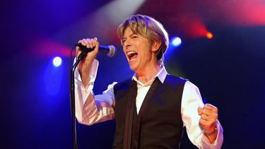 En esta foto de archivo tomada el 1 de julio de 2002, el cantante británico David Bowie actúa en vivo en el Olympia de París. Los derechos de las canciones de Bowie fueron vendidos a Warner.