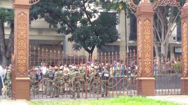 Los efectivos de seguridad del Estado se mantienen en el lugar reteniendo a las personas que se encuentran afuera del Hemiciclo&nbsp;