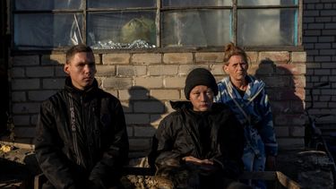 Alesha Babenko, de 27 años (izquierda); Vitaliy Mysharskiy, de 14 (centro) y una integrante de la familia, Tanya Babii, en el patio de la casa de la familia en el pueblo ucraniano recientemente liberado de Kyselivka, en las afueras de Jersón, el martes 15 de noviembre de 2022.&nbsp;