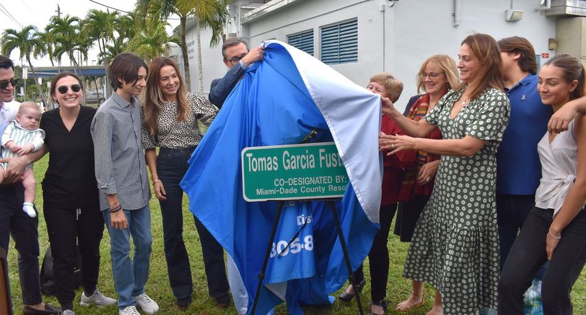El comisionado Rene García y familia develando el poster de Tomas Garcia Fusté.