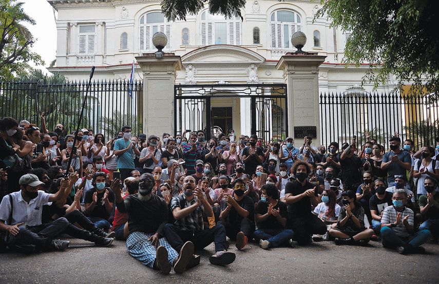 Jóvenes se agrupan frente al Ministerio de Cultura en Cuba para pedir libertad de expresión.