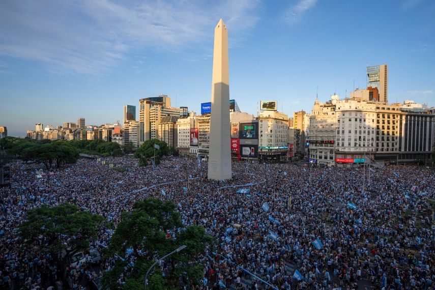 Hinchas argentinos festejan frente al Obelisco de Buenos Aires la victoria de la selección de su país sobre Croacia en las semifinales del Mundial, el martes 13 de diciembre de 2022.