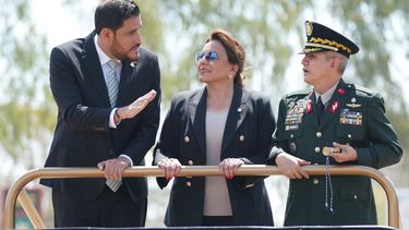 José Manuel Zelaya, ministro de Defensa de Honduras, la presidenta Xiomara Castro, y el Estado Mayor Conjunto de las Fuerzas Armadas, General de División Roosevelt Leonel Hernández, revisan las tropas durante una ceremonia de ascenso para oficiales de las Fuerzas Armadas en Tegucigalpa el 13 de marzo de 2024.
