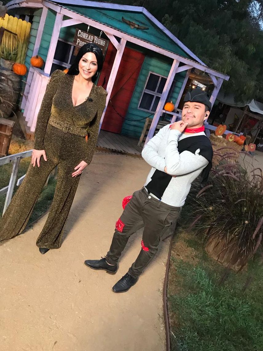Mario Perea y Ninette Ríos, desde Los Angeles, lucieron como Cantinflas y Cher, respectivamente.