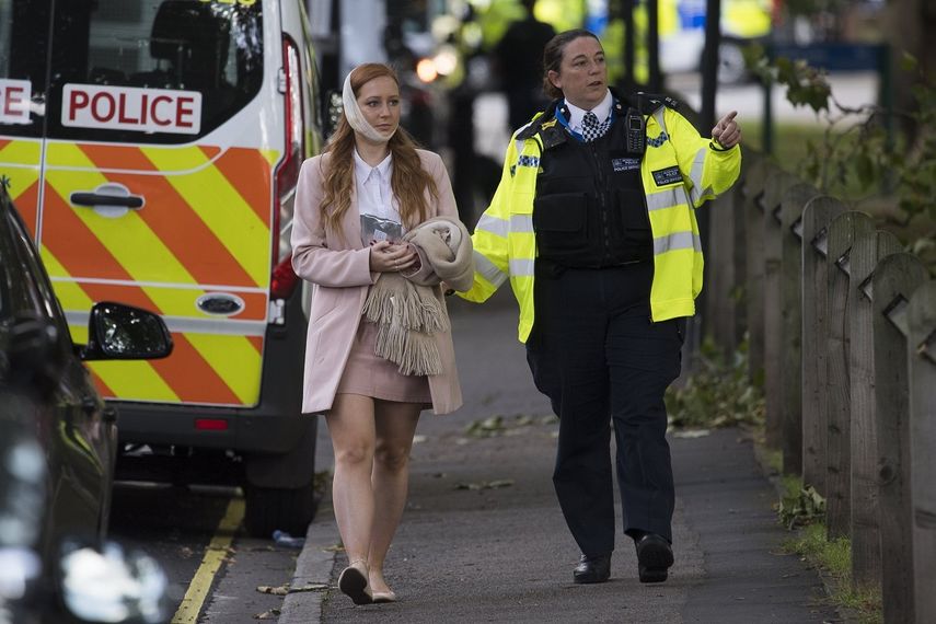 Una agente de policía escolta a una herida en los alrededores de la estación de metro Parsons Green en Londres (Reino Unido). 