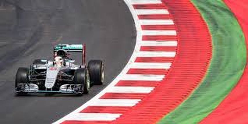 Hamilton recibió abucheos por el accidente en el inicio de la carrera. (EFE)