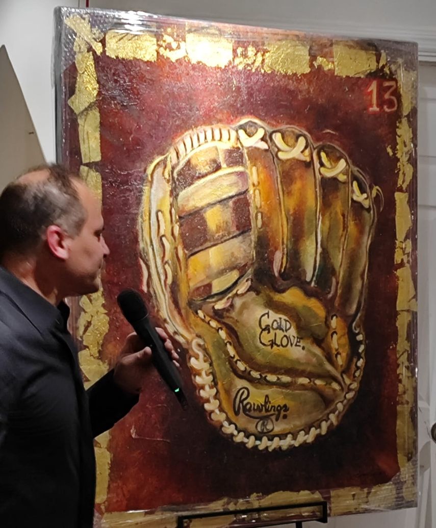 Omar Vizquel devela su principal cuadro de esta galería, una pintura que hizo sobre su primer guante de oro ganado en 1993