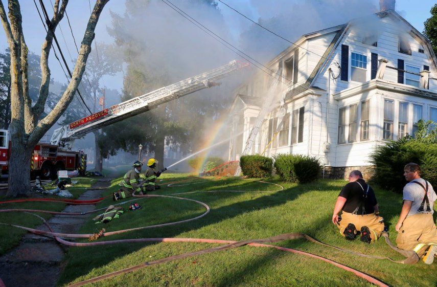 Bomberos combaten el incendio de una casa en North Andover, Massachusetts, EEUU, 13 de setiembre de 2018, tras una serie de explosiones en un ducto que lleva gas a hogares en localidades al norte de Boston.&nbsp;