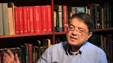 El escritor Sergio Ramírez habla con un periodista de Efe durante una entrevista en Managua. (EFE)