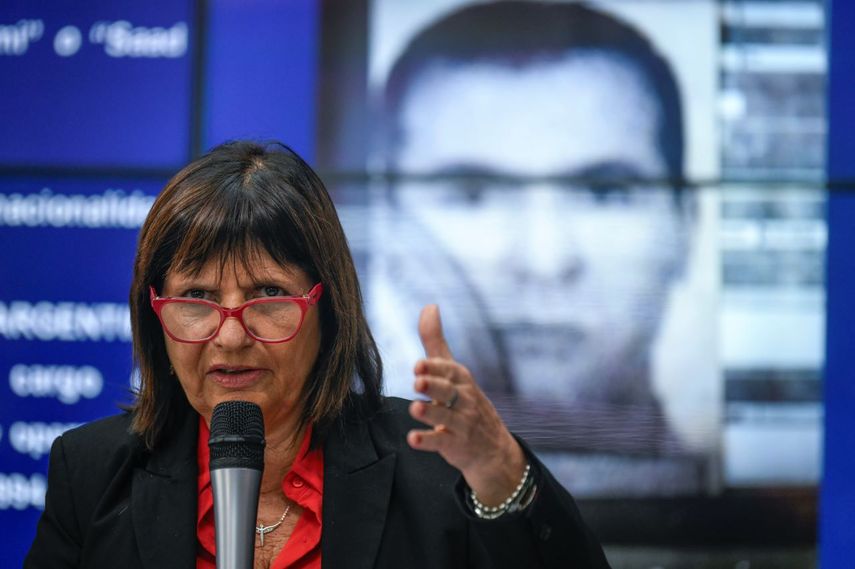 La ministra de Seguridad, Patricia Bullrich, señala al libanés Hussein Ahmad Karaki, cuya imagen se muestra en la pantalla, como el jefe operativo del grupo militante chiíta Hezbolà en América Latina, y anuncia que ha pedido su captura internacional, en una conferencia de prensa en Buenos Aires, Argentina, el viernes 25 de octubre de 2024.