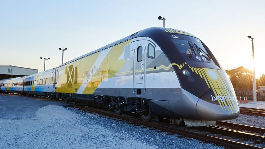 Vista del tren rápido Brigtline, que presta servicio entre Fort Lauderdale y West Palm Beach, en el sur de la Florida.