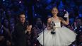 Visiblemente emocionada al aceptar el premio más prestigioso de la noche, Arianna Grande, de 32 años, agradeció a sus fans