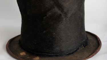 Un sombrero de copa que supuestamente pertenece a Abraham Lincoln y cuya autenticidad ha sido cuestionada.