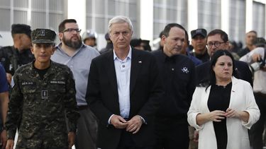 &nbsp;El presidente electo de Chile, José Antonio Kast recorre junto al ministro de Defensa de El Salvador, René Merino Monroy, y la que será la ministra de Seguridad de Chile, Trinidad Steinert, la cárcel de máxima seguridad para pandilleros, Centro de Confinamiento del Terrorismo, este viernes, en San Salvador (El Salvador).