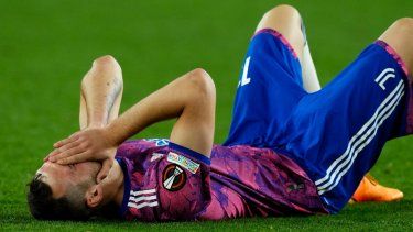 Federico Gatti, de la Juventus, se lamenta al final del partido ante Sevilla, que significó la eliminación en la Liga Europa, el jueves 18 de mayo de 2023.