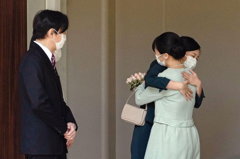 La princesa japonesa Mako, a la derecha, abraza a su hermana Kako ante la mirada de sus padres, el príncipe heredero Akishino y la princesa heredera Kiko, antes de abandonar su casa en el estado de Akasaka, en Tokio, el martes 26 de octubre de 2021.