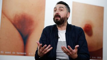 Agustín Pérez, comisario de arte, conversa sobre la muestra Universo libre, que recopila&nbsp;más de 50 obras creadas por Yoko Ono desde la década de 1950.