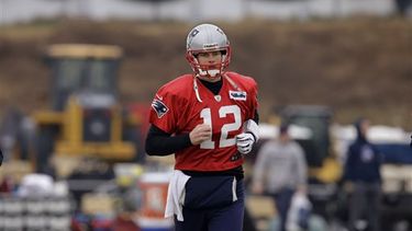 El quarterback de los Patriots, Tom Brady, trota durante uno de los entrenamientos. (AP)