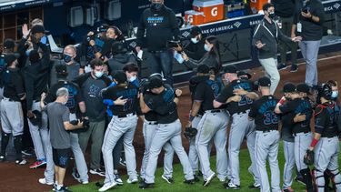 Los Marlins de MIami festejan luego de asegurar un boleto de playoffs con un triunfo sobre los Yanquis de Nueva York, el viernes 25 de septiembre de 2020