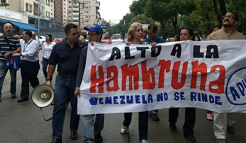 Los educadores se manifestaron por la baja de los salarios y para salvar la democracia de Venezuela.