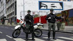Miembros de la Fuerza Armada Nacional del régimen de Nicolás Maduro custodian las calles en Caracas, Venezuela, en medio de la crisis desatada por el coronavirus.