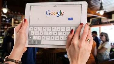 Una persona abre el buscador Google en su tableta.