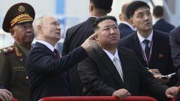 El presidente de Rusia, Vladimir Putin, y el líder de Corea del Norte, Kim Jong Un, examinan una plataforma de lanzamiento aeroespacial durante un encuentro en el cosmódromo de Vostochny, a las afueras de la ciudad de Tsiolkovsky, a unos 200 kilómetros (125 millas) de la ciudad de Blagoveshchensk, en la región de Amur, en el extremo oriental de Rusia, el 13 de septiembre de 2023.&nbsp;