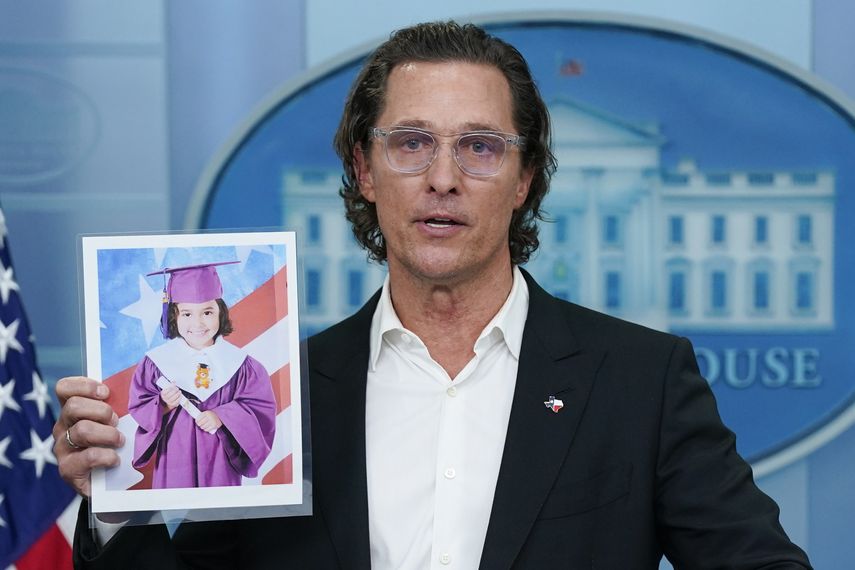 El actor Matthew McConaughey sostiene un retrato de Alithia Ramirez, de 10 años, quien fue asesinada en el tiroteo masivo de la escuela primaria de Uvalde, Texas, durante una conferencia de prensa en la Casa Blanca el 7 de junio de 2022 en Washington.