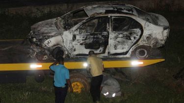 El carro del embajador griego en Brasil fue encontrado calcinado.