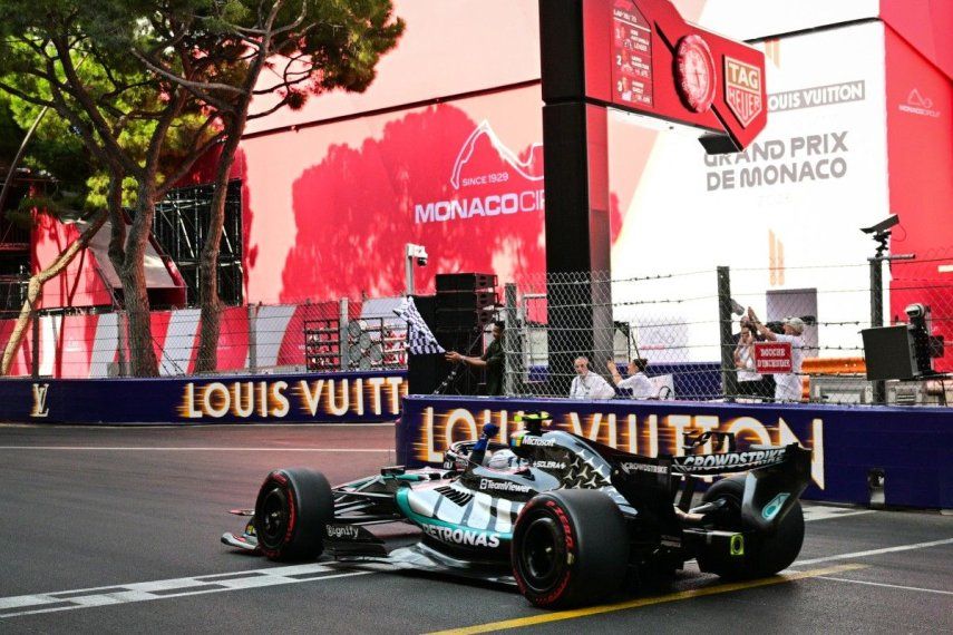 El piloto italiano de Mercedes, Kimi Antonelli, cruza la línea de meta para ganar el Gran Premio de Fórmula 1 de Mónaco en el circuito urbano de Mónaco, el 7 de junio de 2026.