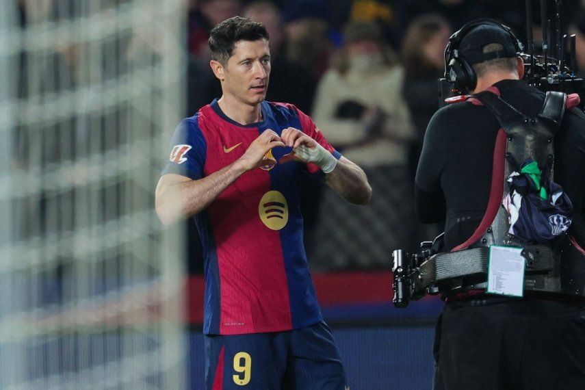 El delantero polaco #09 del Barcelona, Robert Lewandowski, celebra después de marcar su primer gol durante el partido de fútbol de la liga española entre el FC Barcelona y el Rayo Vallecano de Madrid en el Estadi Olimpic Lluis Companys en Barcelona el 17 de febrero de 2025.&nbsp;