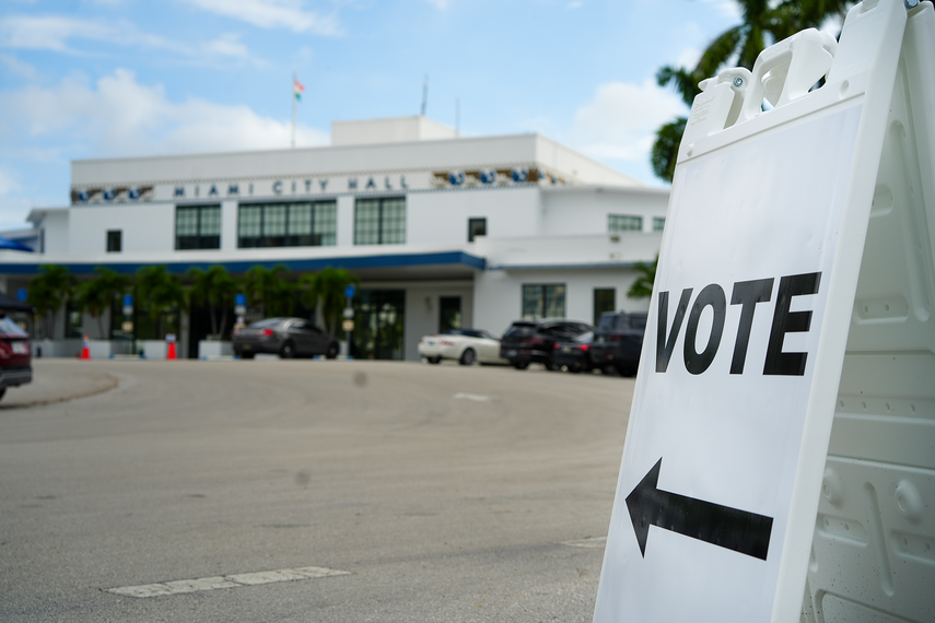 Precinto electoral en la sede del Ayuntamiento de Miami.