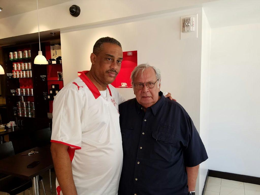 El periodista Iván García junto al fallecido Raúl Rivero, en una foto hasta ahora inédita enviada por García a DLA.&nbsp;