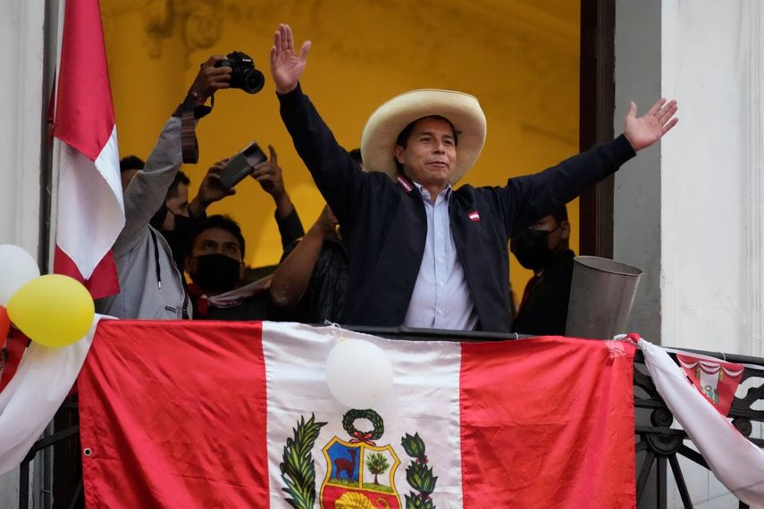 El entonces candidato presidencial Pedro Castillo saluda a sus simpatizantes en Lima, Perú, el 7 de junio de 2021.