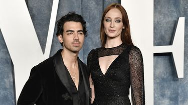 Joe Jonas y Sophie Turner aparecen en la fiesta de los Oscar de Vanity Fair el 12 de marzo de 2023, en el Wallis Annenberg Center en Beverly Hills, California. 