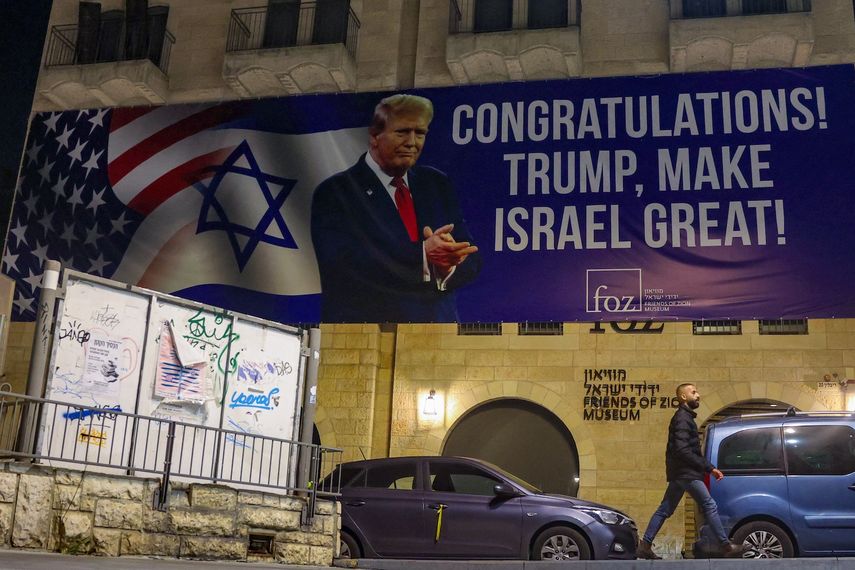 Un hombre camina bajo una pancarta que felicita al presidente electo de Estados Unidos, Donald Trump, por ganar las elecciones presidenciales de Estados Unidos, en Jerusalén el 7 de noviembre de 2024. 